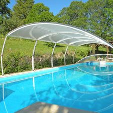 Groot zwembad (12 x 5 m) met zonneterras en ligstoelen